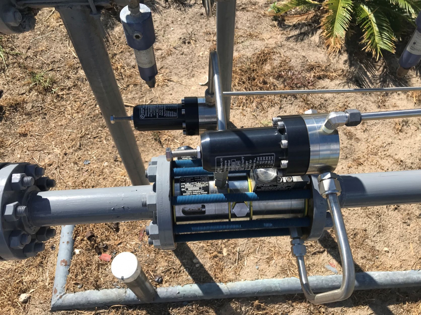Two compact IM-S valves can bridge a small section of pipe in a ‘worker monitor system’